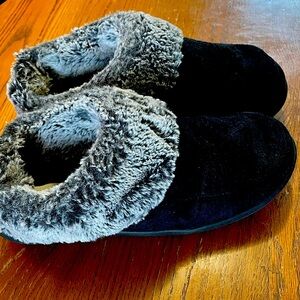 DEARFOAMS Unisex Black Clog Slippers with Sherpa
